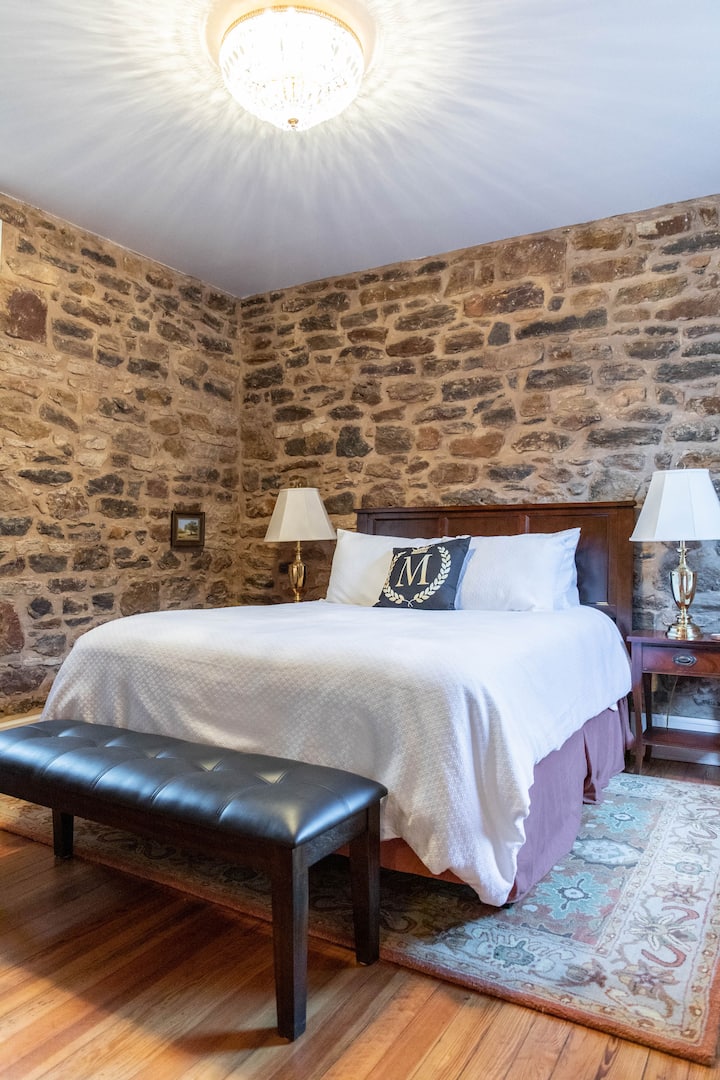 Alójate en el salón de rocas y descubre el encanto histórico de la artesanía del viejo mundo.