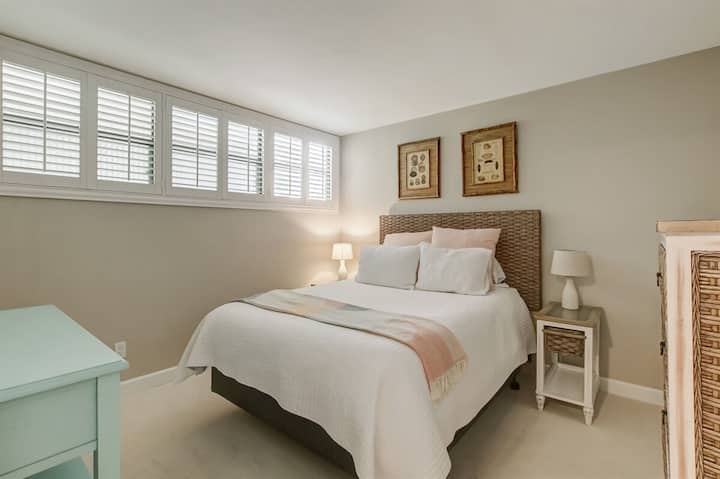 Krevat dopio "queen" në dhomën e gjumit të vizitorëve