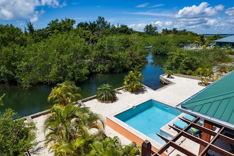 Casa Valencia-Modern-Pool-Family Luxury-Sleeps 8