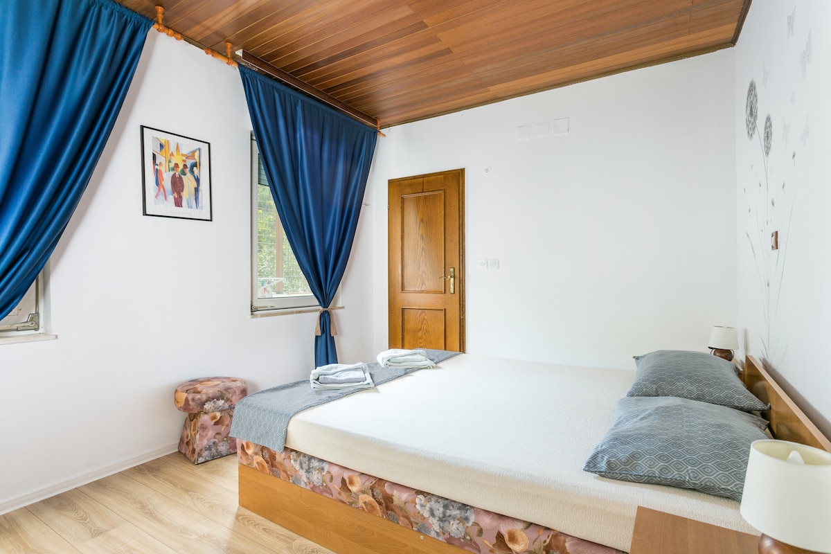 Საძინებელი 2, % {market}: 12 მ²