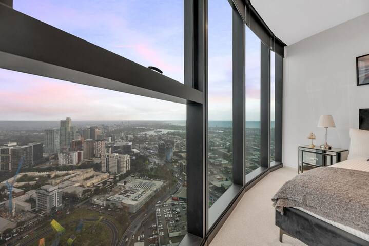 Southbank Serenity – 2BR Oasis on the 45th Floor gallery image 5