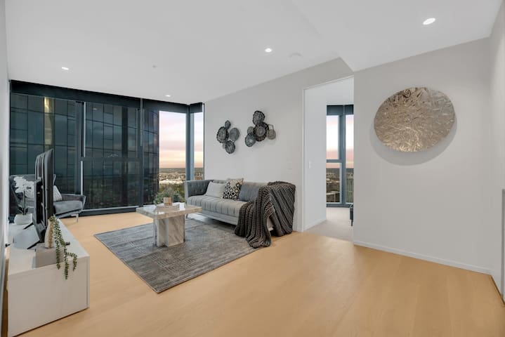 Southbank Serenity – 2BR Oasis on the 45th Floor