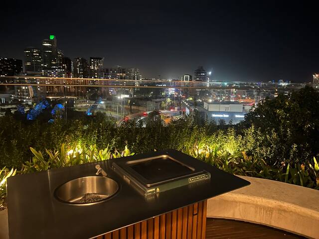 Southbank Serenity – 2BR Oasis on the 45th Floor gallery image 4