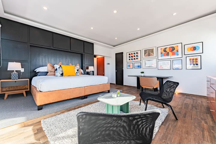 Roma Retreat: Stylish, Spacious, Best for Groups! gallery image 2