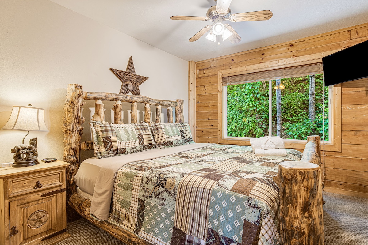 Главно ниво - прва спална соба - брачен кревет (широк 180 - 200 см)