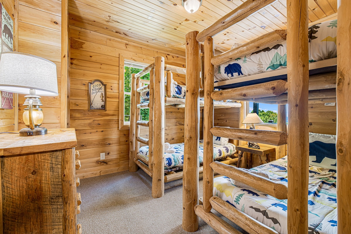 Пониско ниво - бонус простор за спиење - четири двокреветни кревети (2 легла)