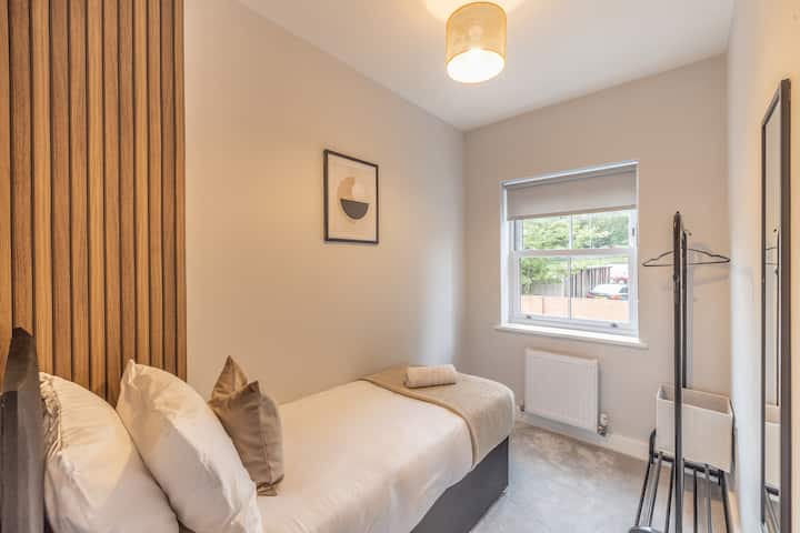 Dormitorio minimalista que ofrece un sueño reparador y un diseño despejado
