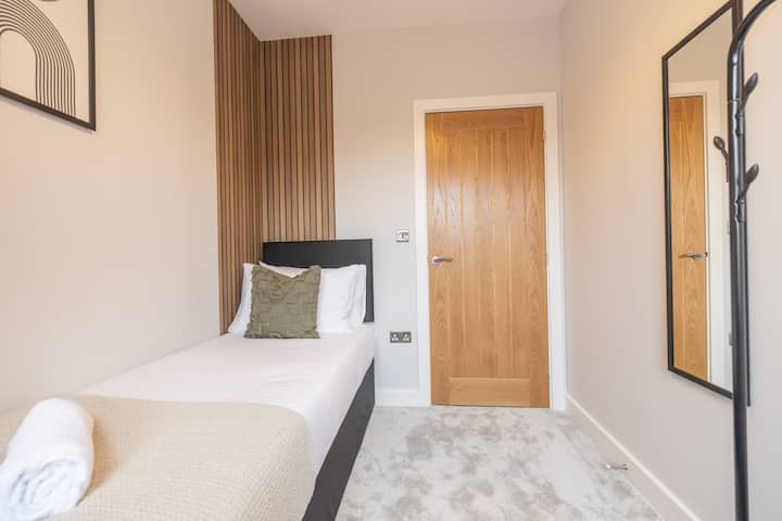 Habitación cómoda con espacio de almacenamiento, luz natural y decoración relajante
