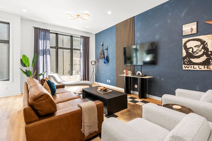 “Music Row Harmony” Sleeps 8-Downtown Nashville gallery image 3