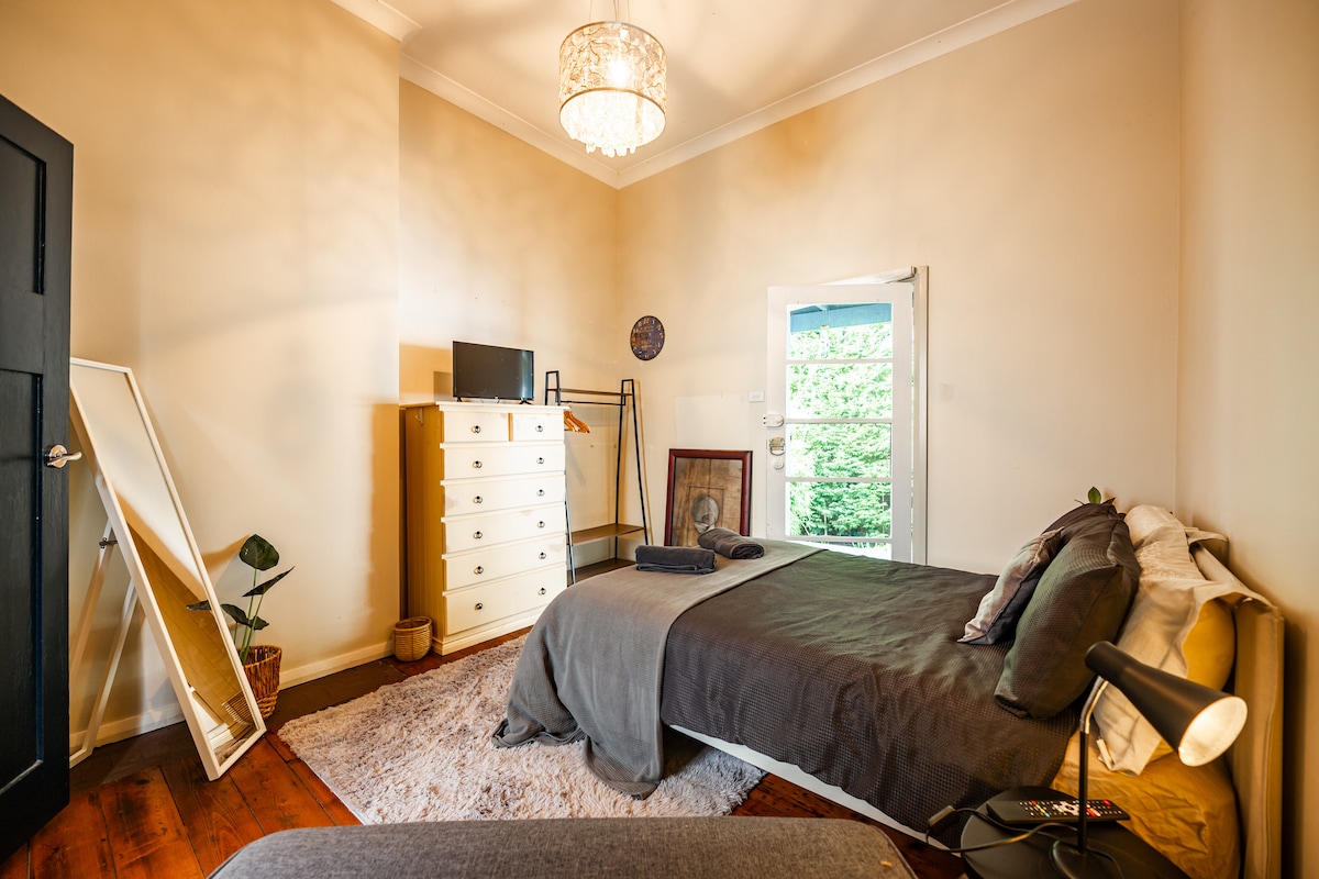 Трета спална соба со директен пристап до верандата