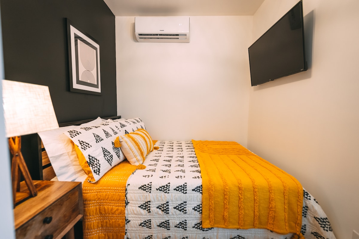 Luna Cottage - Cama, desde la puerta del dormitorio.