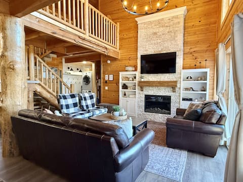 Cozy Cabin Close to Lake Cascade w/ Hot Tub