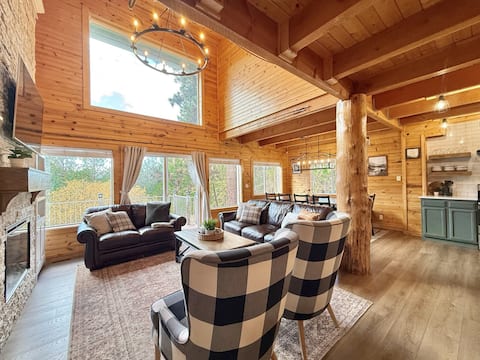 Cozy Cabin Close to Lake Cascade w/ Hot Tub