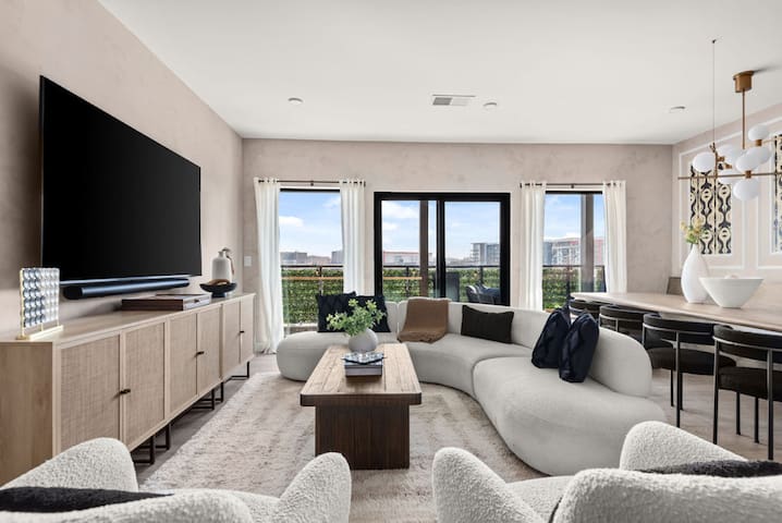 The Grand Social: Condo w/pool & private balcony