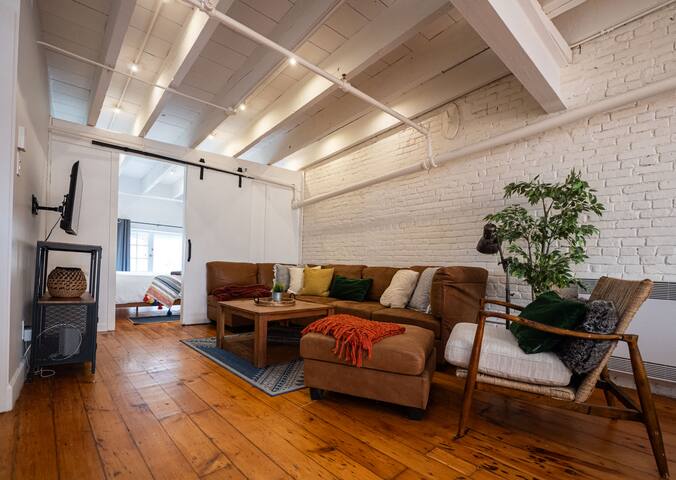 Stunning Old Montreal Penthouse gallery image 2