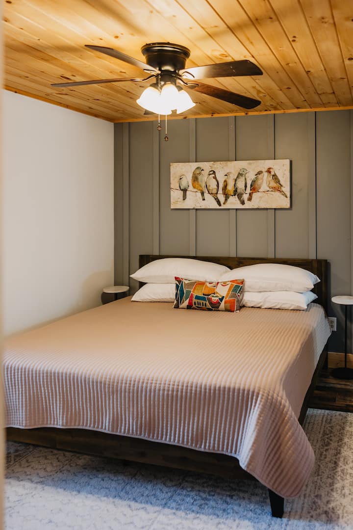 El segundo dormitorio principal incluye un nuevo colchón de espuma viscoelástica King, vestidor y baño privado.