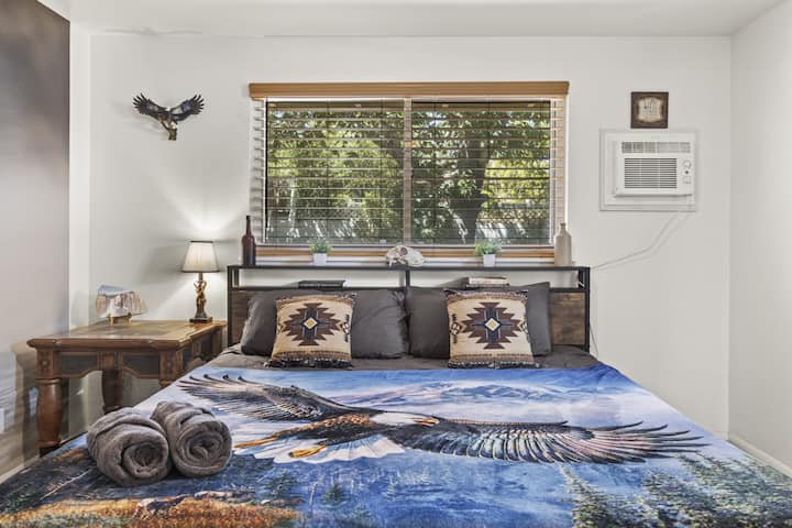 Dormitorio principal: acogedora habitación con impresionante decoración temática de águila