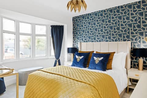 Popular Airbnb listing: Windsor House Classy / Modern & close to town in Dudley
