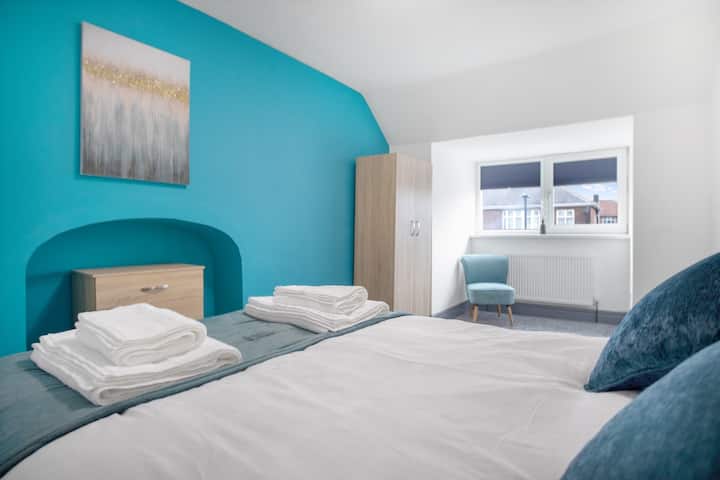 Spálňa 3 ponúka priestrannú a pohodlnú dvojitú posteľ s dostatkom úložného priestoru. 