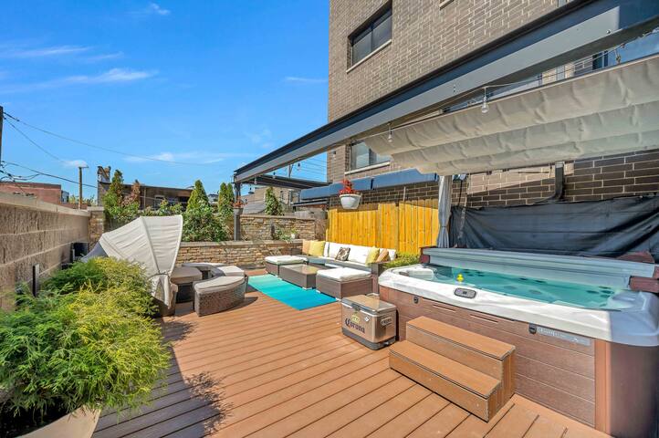 Superiorhaus Noble Square Sleeps 16 HotTub/RecRoom gallery image 2