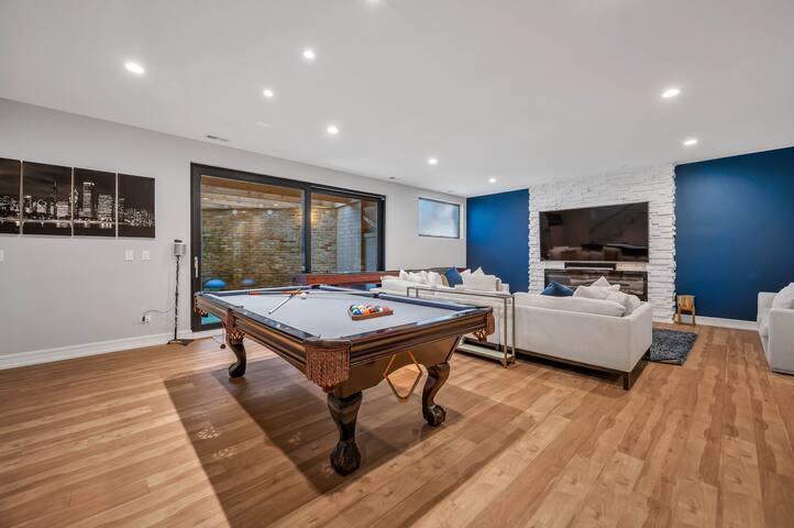 Superiorhaus Noble Square Sleeps 16 HotTub/RecRoom gallery image 5