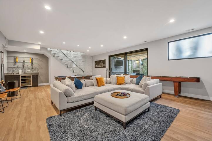 Superiorhaus Noble Square Sleeps 16 HotTub/RecRoom gallery image 4