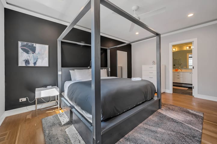 Superiorhaus Noble Square Sleeps 16 HotTub/RecRoom gallery image 3