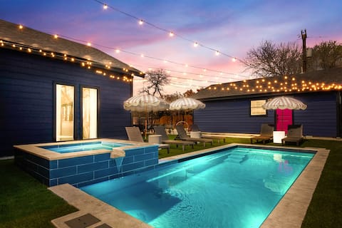 Luxury Oasis: Pool, Hot Tub, Putt Putt, Sleeps 22!