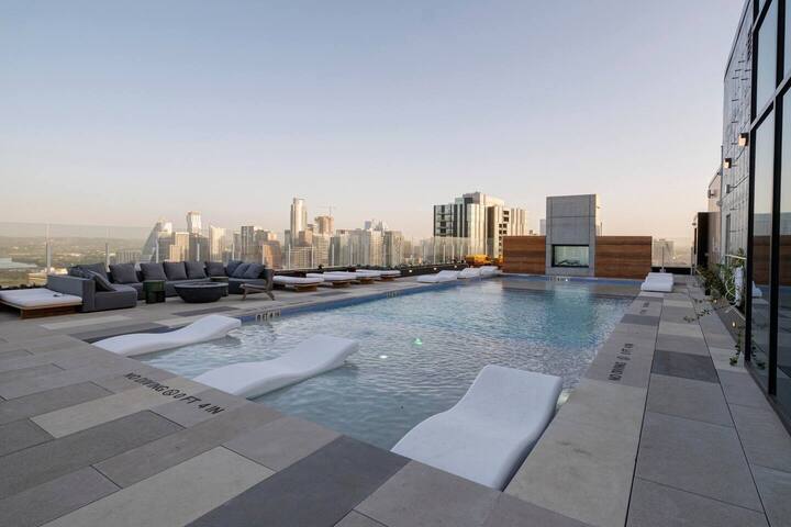 Penthouse | Rooftop Pool | Walk to Rainey St. gallery image 5
