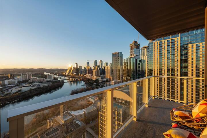 Penthouse | Rooftop Pool | Walk to Rainey St. gallery image 4