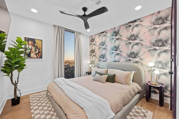 Penthouse | Rooftop Pool | Walk to Rainey St. gallery image 3