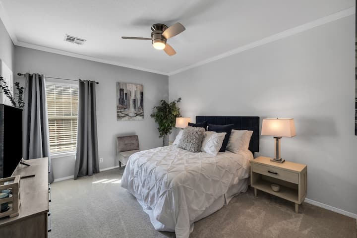 Საწოლი სრული ზომით ბრტყელეკრანიანი ტელევიზორით