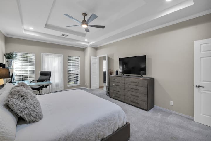 Მთავარი საძინებელი კომოდით, ტელევიზორითა და სამუშაო სივრცით