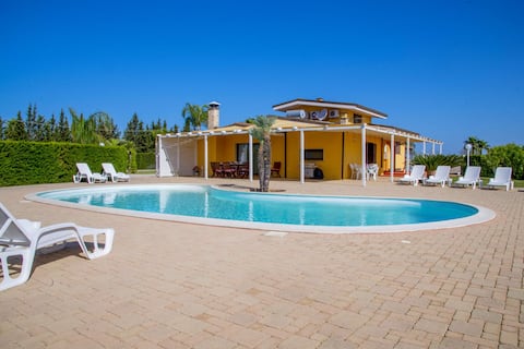 Private villa with a/c, private pool, wifi, hot tu