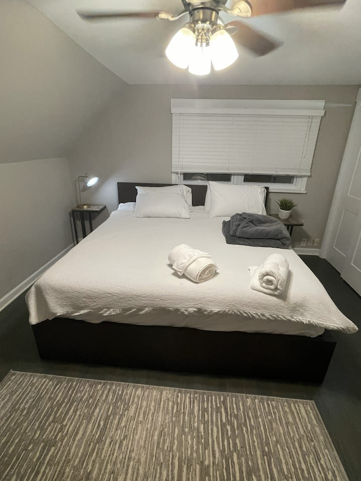 Dormitorio principal y cama tamaño king