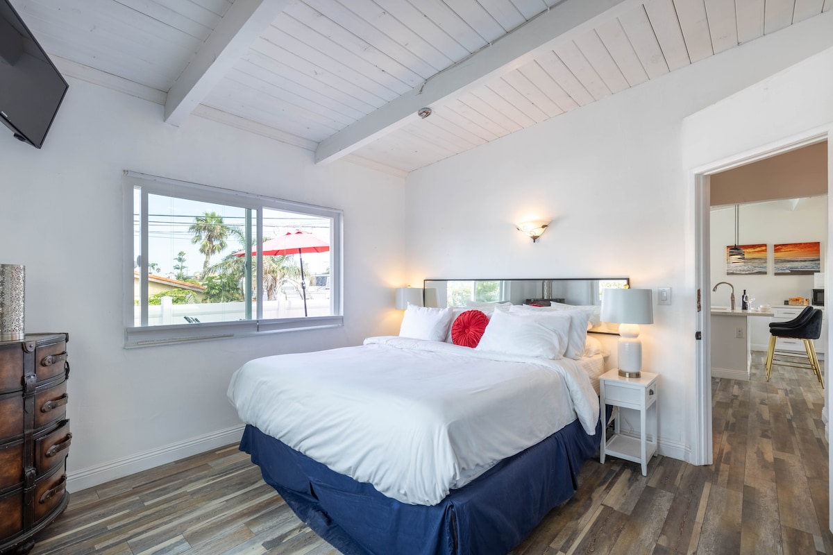 Chambre avec lit King Size, grand placard et télévision connectée