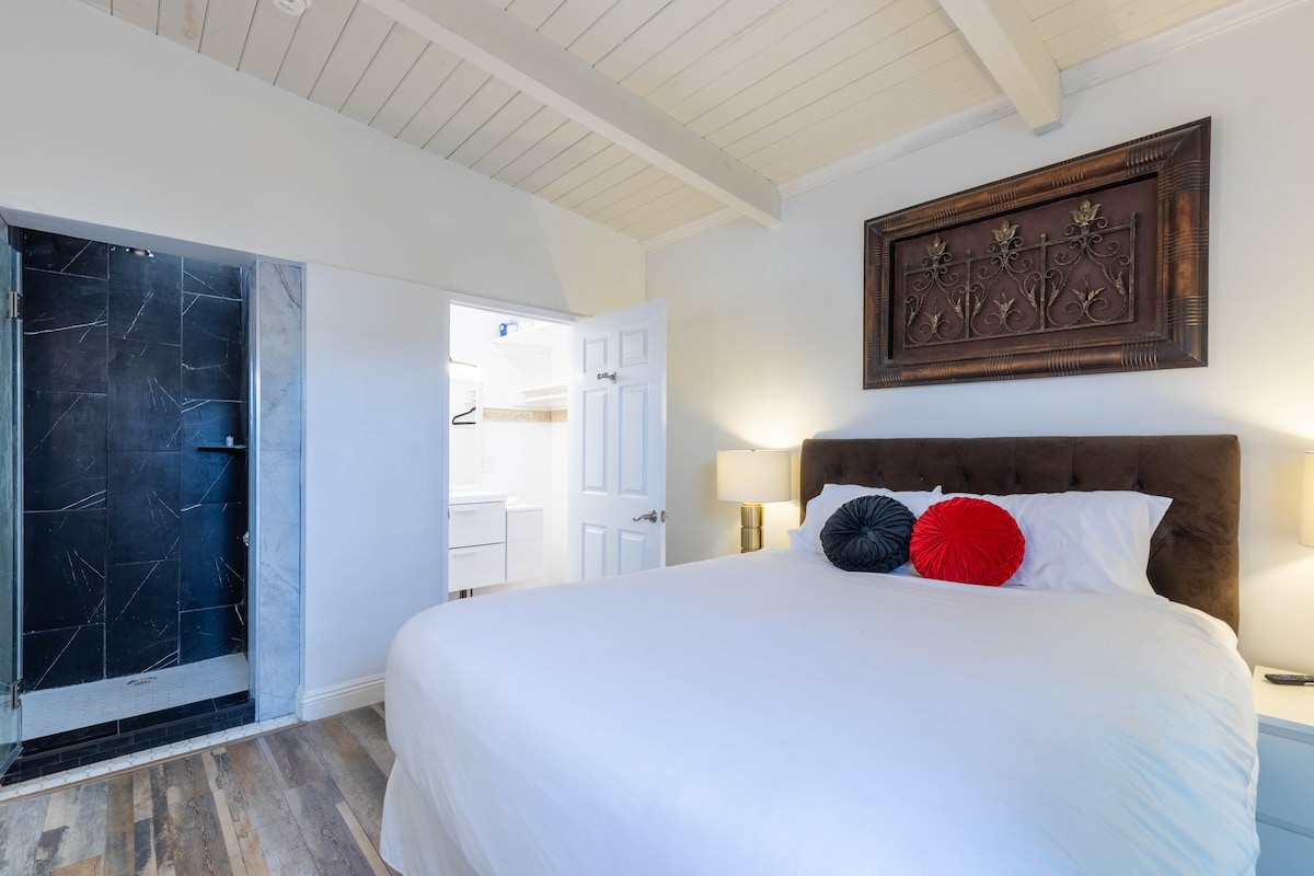 Chambre Queen Size avec douche attenante et salle de bain