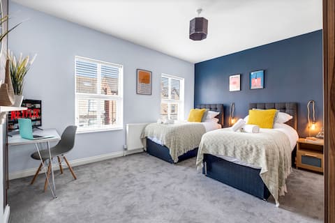 Redditch 4 Bed 2.5 Bath| From £21 PP Per Night| 5*