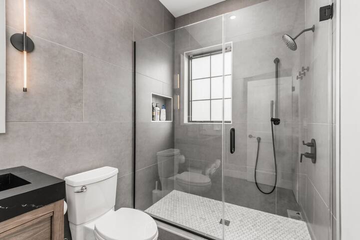 High-End New Build w/ City Views gallery image 3