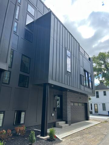 High-End New Build w/ City Views gallery image 4