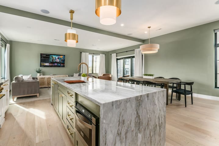 High-End New Build w/ City Views