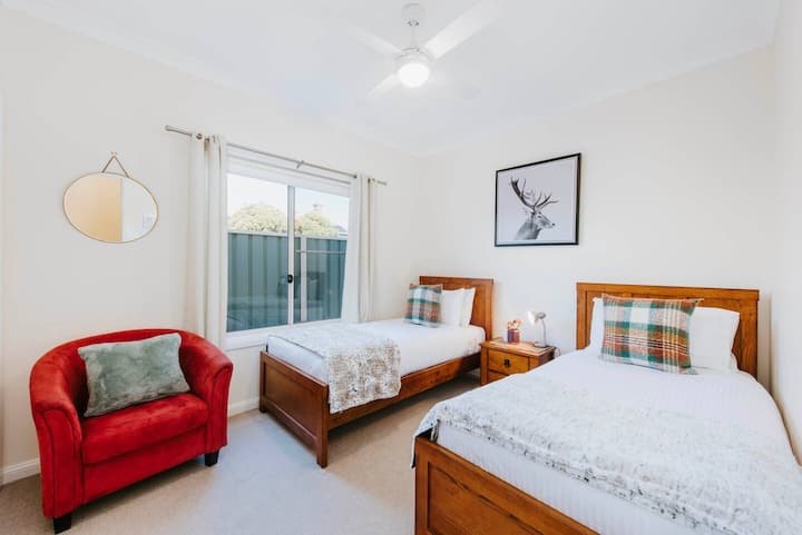 Во третата спална соба, два единечни кревета се грижат за оние кои патуваат со деца или во група.
