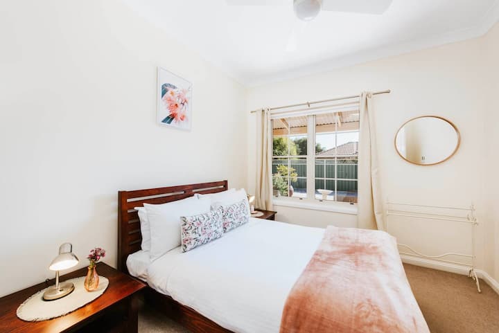 Втората спална соба е опремена со брачен кревет (широк 150-179 см), поставена со странични маси и светилки за читање.
