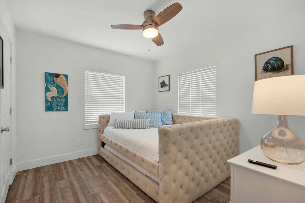 استمتع براحة مريحة على هذا السرير متوسط الحجم مع سحب، سواء كنت بمفردك أو مع رفيق