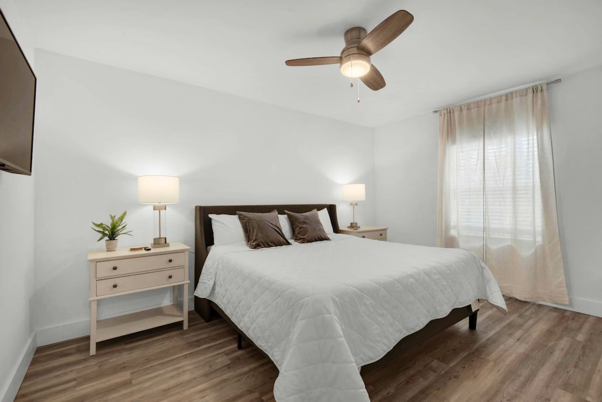 استرخ واستمتع بنوم مريح في هذا السرير الكبير