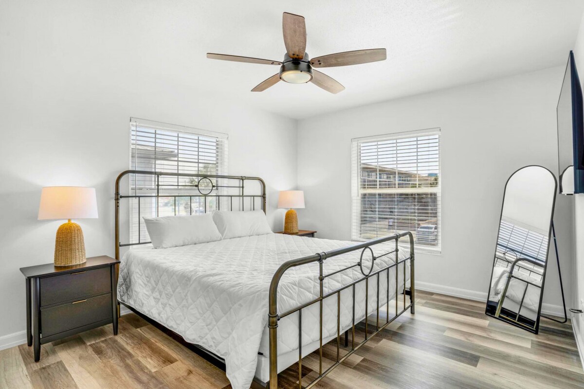 Çlodhu dhe shijo një natë të qetë në këtë krevat mbretëror