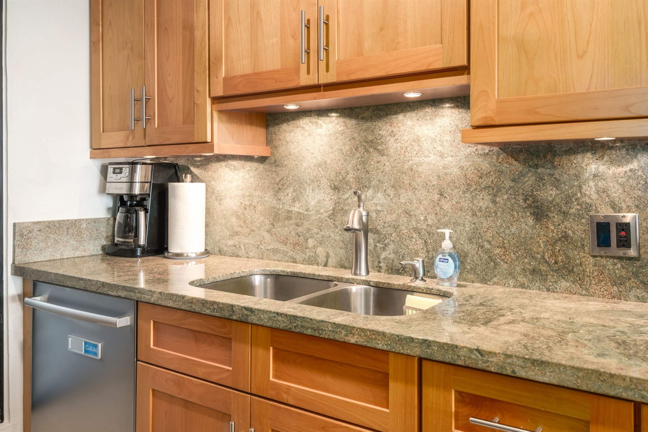 Condo in Wailuku · ★4.87 · 2 bedrooms · 4 beds · 2 baths - Image 13