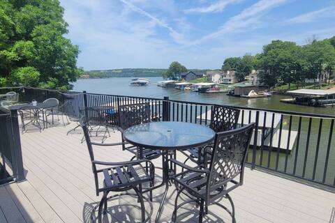 Spacious 5-Bedroom Lakeside Escape by StayLage!