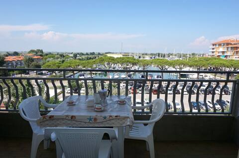 Lovely flat a stone's throw from the port-Beahost