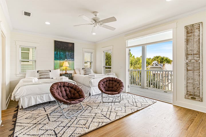 ห้องนอนเตียงควีนไซส์ชั้น 2 - ห้องนี้มีเตียงควีนไซส์คู่ที่อบอุ่นเก้าอี้เน้นเสียงและทีวี มีอ่างอาบน้ำเต็มรูปแบบระเบียงที่สะดวกสบายและวิวที่สวยงามเป็นสถานที่พักผ่อนที่สมบูรณ์แบบสำหรับวัยรุ่นหรือเด็กๆ!